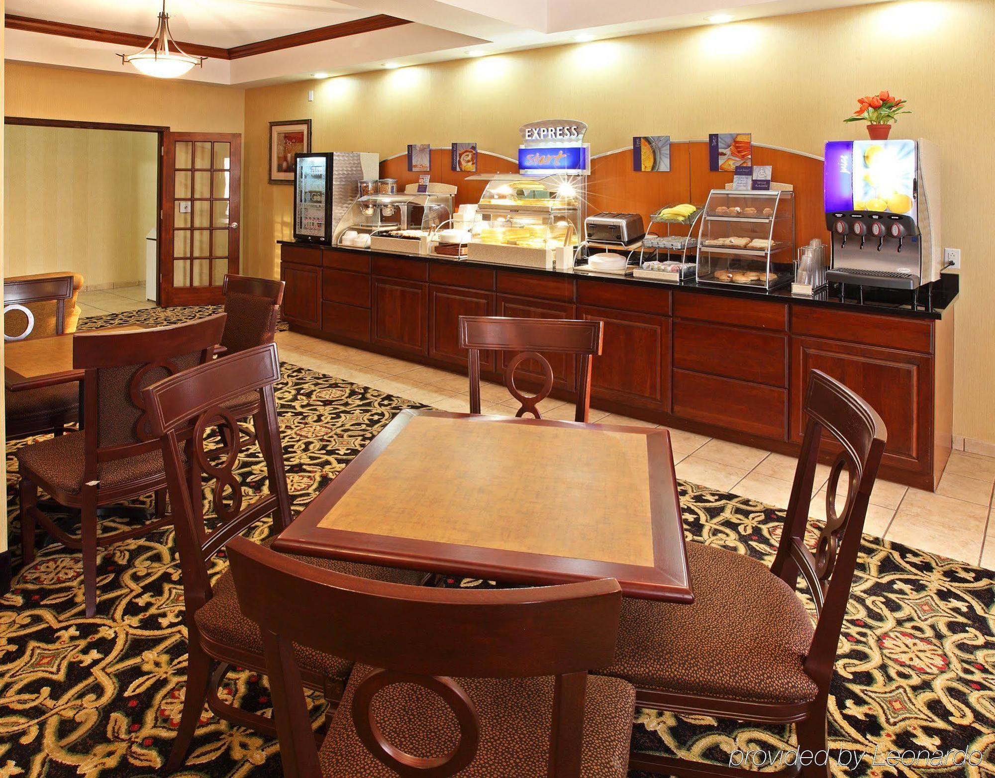 Holiday Inn Express Hotel & Suites Clarksville Buitenkant foto